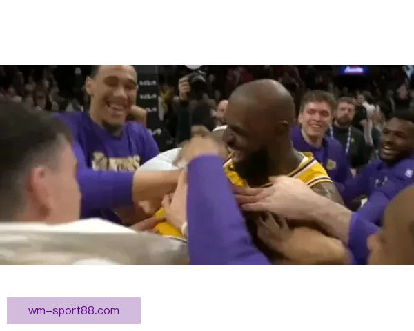 詹姆斯背靠背三双创历史新高 与东契奇激情熊抱庆祝胜利